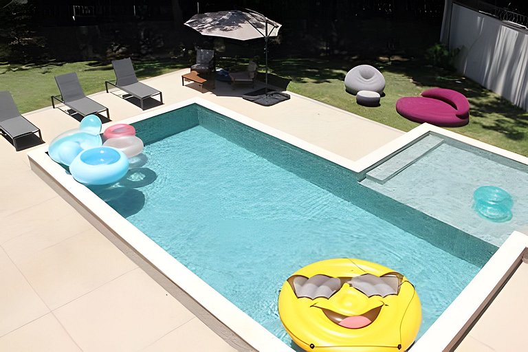 Casa sofisticada c/ 4 suítes, piscina e sauna