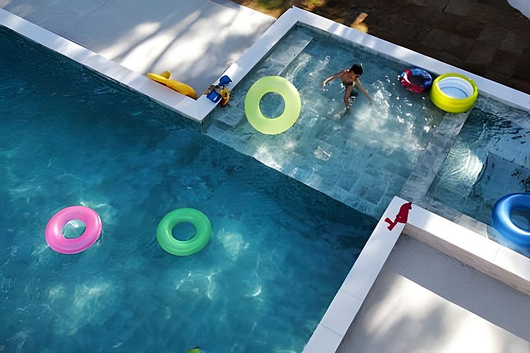 Casa sofisticada c/ 4 suítes, piscina e sauna