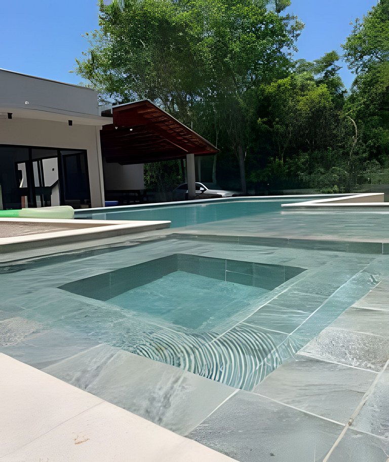 Casa sofisticada c/ 4 suítes, piscina e sauna