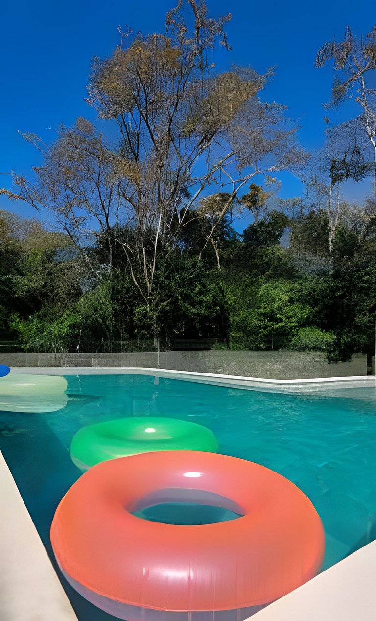 Casa sofisticada c/ 4 suítes, piscina e sauna