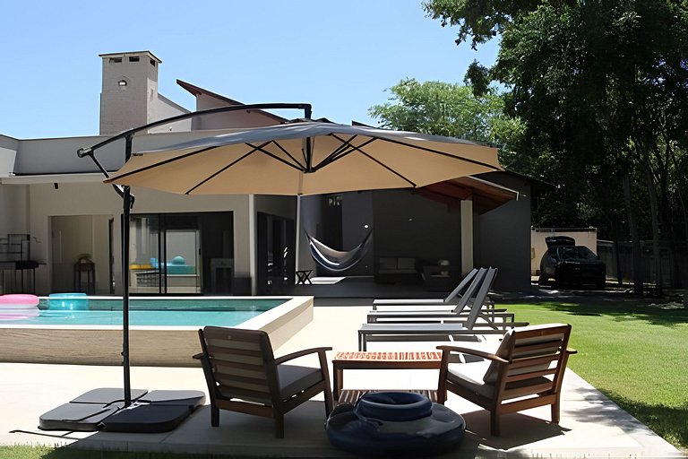 Casa sofisticada c/ 4 suítes, piscina e sauna