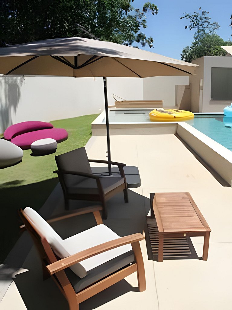 Casa sofisticada c/ 4 suítes, piscina e sauna