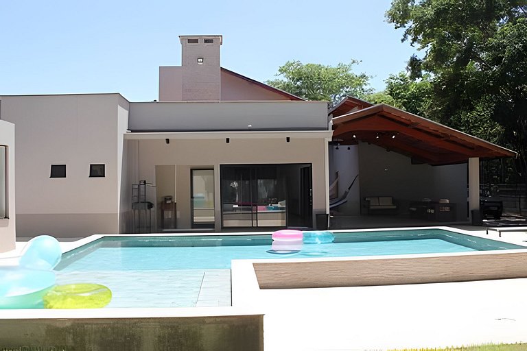 Casa sofisticada c/ 4 suítes, piscina e sauna