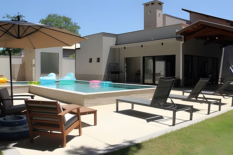 Casa com 4 suítes, piscina e sauna em Bonito - MS