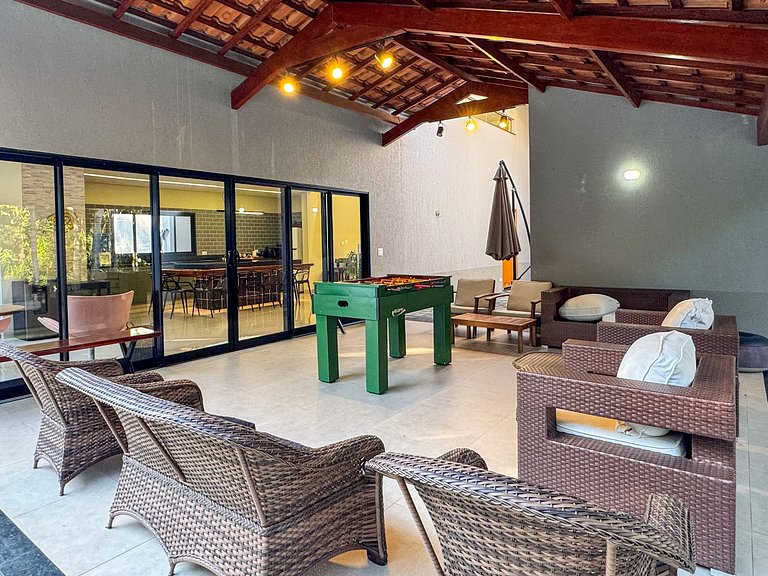 Casa sofisticada c/ 4 suítes, piscina e sauna
