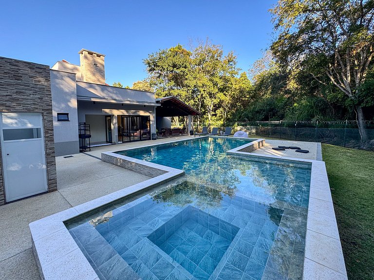 Casa sofisticada c/ 4 suítes, piscina e sauna