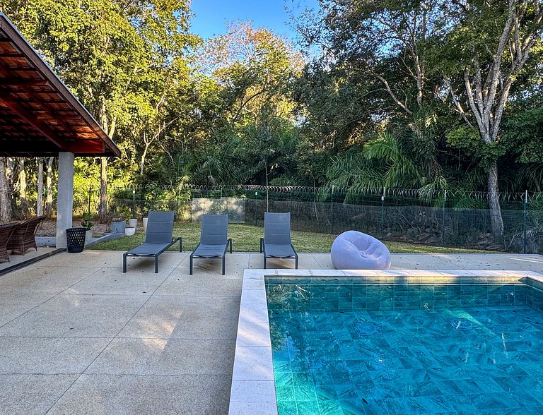 Casa sofisticada c/ 4 suítes, piscina e sauna
