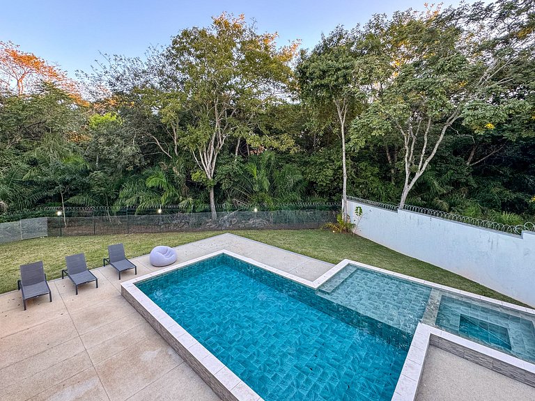 Casa sofisticada c/ 4 suítes, piscina e sauna
