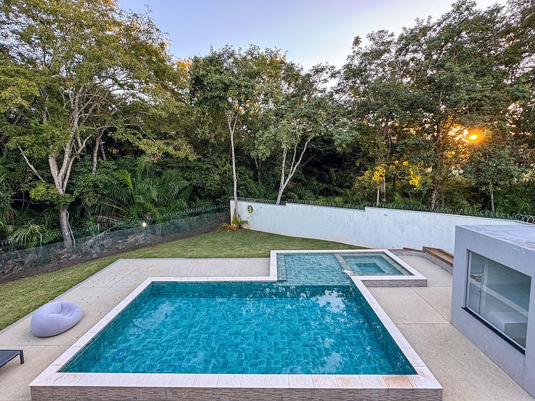 Casa sofisticada c/ 4 suítes, piscina e sauna