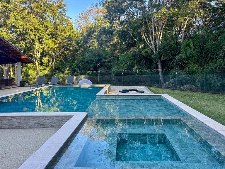 Casa sofisticada c/ 4 suítes, piscina e sauna
