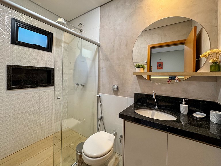Casa sofisticada c/ 4 suítes, piscina e sauna