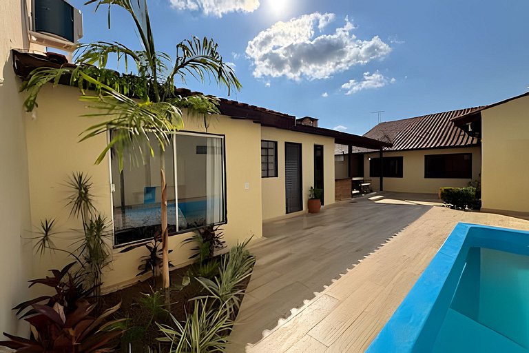 Piscina e 4 quartos há 3 min da praça principal