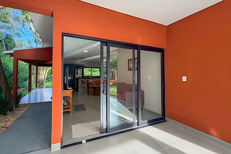 Casa Tuiuiú com 4 quartos e área gourmet em Bonito