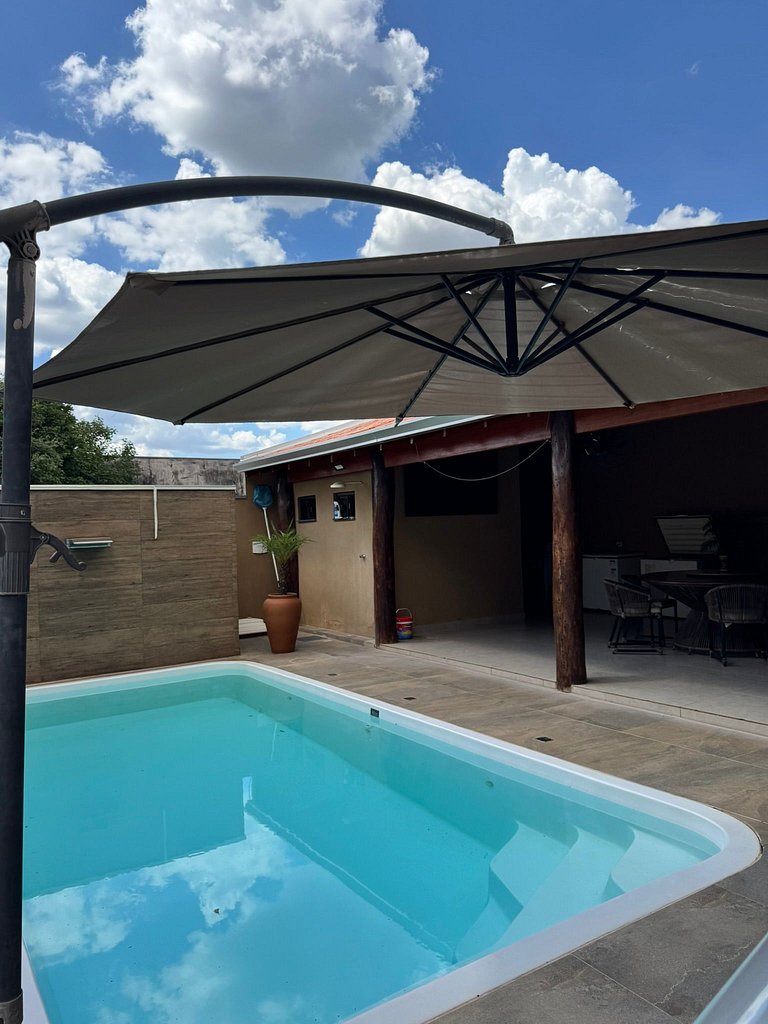 Casa + 4 Suítes Privativas com Piscina (Até 22p)