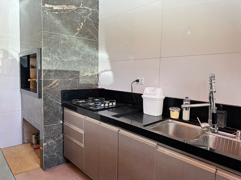 Casa + 4 Suítes Privativas com Piscina (Até 22p)