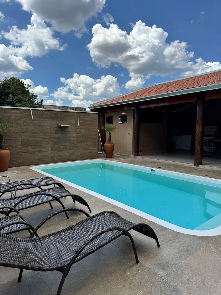 Casa + 4 Suítes Privativas com Piscina (Até 22p)