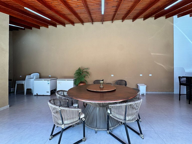 Suíte confortável com área de lazer e piscina