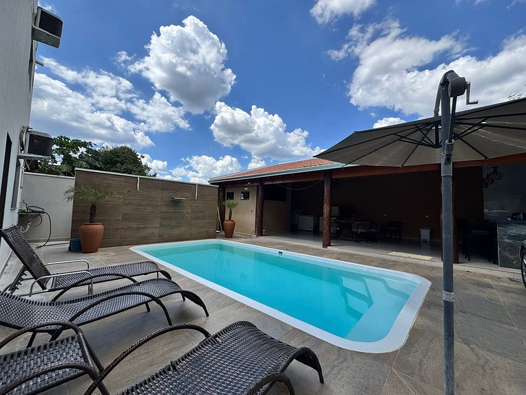 Casa + 4 Suítes Privativas com Piscina (Até 22p)