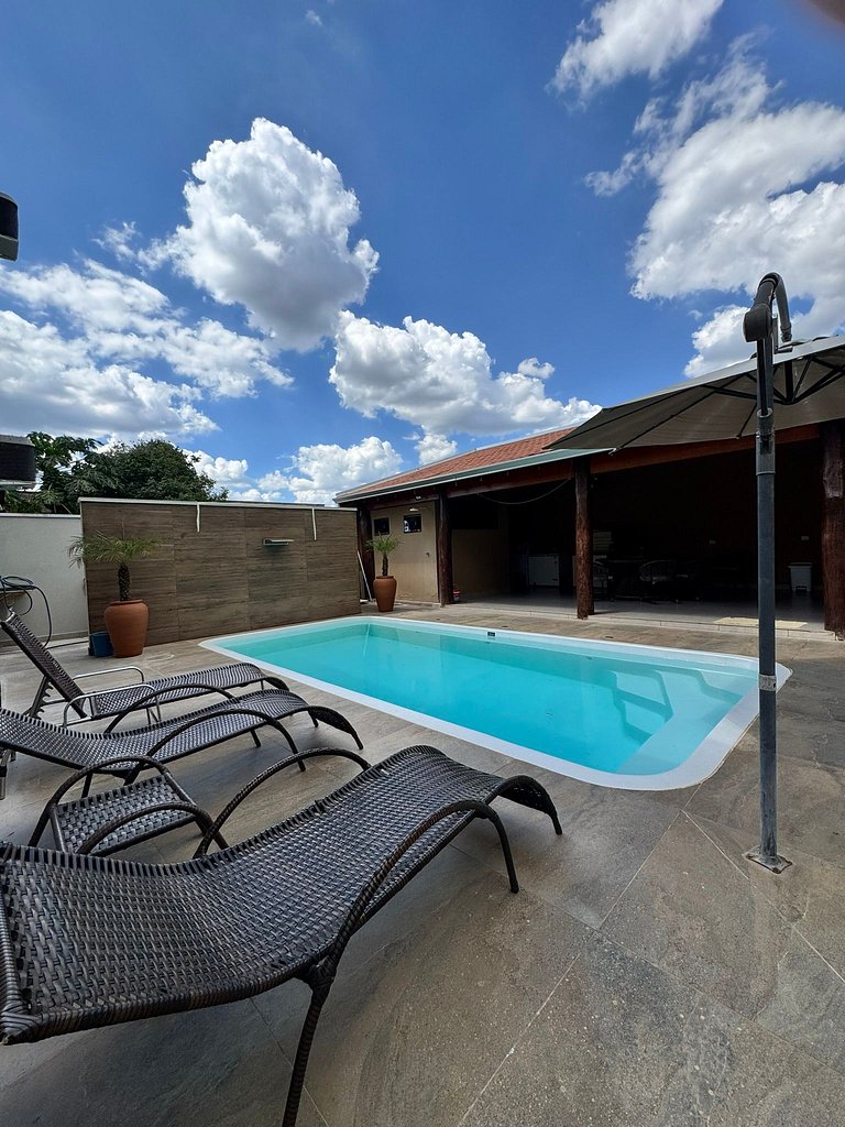 Casa + 4 Suítes Privativas com Piscina (Até 22p)