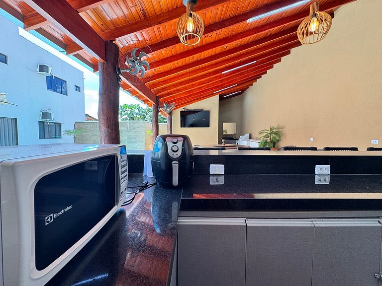 Suíte aconchegante com área de lazer e piscina