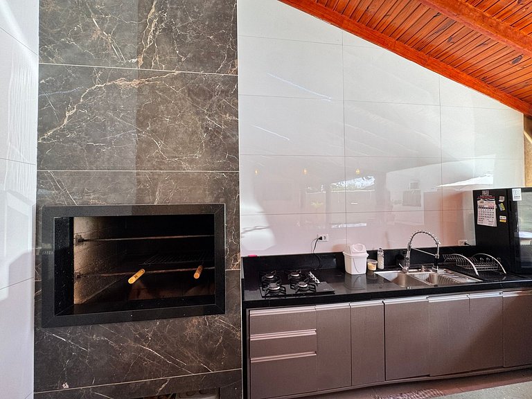 Suíte completa com área de lazer e piscina