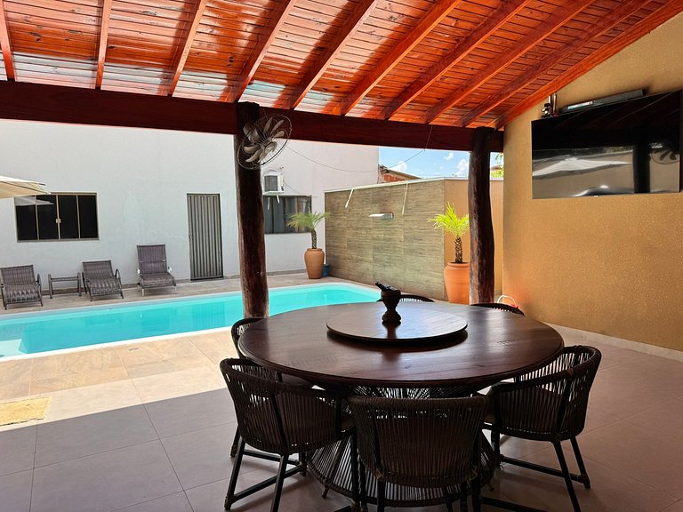 Suíte completa com área de lazer e piscina