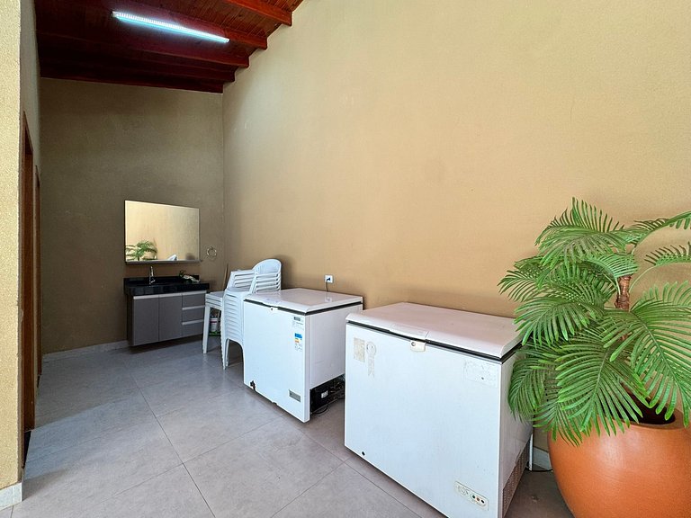 Suíte aconchegante com área de lazer e piscina