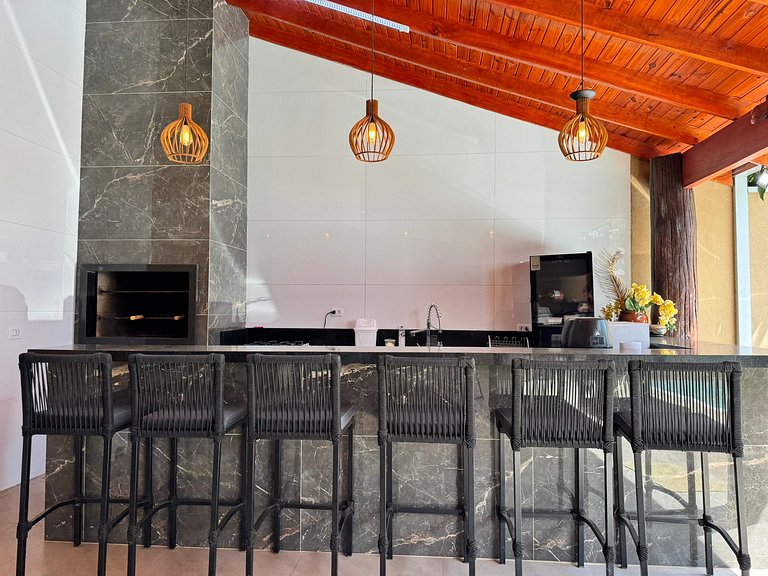 Casa + 4 Suítes Privativas com Piscina (Até 22p)