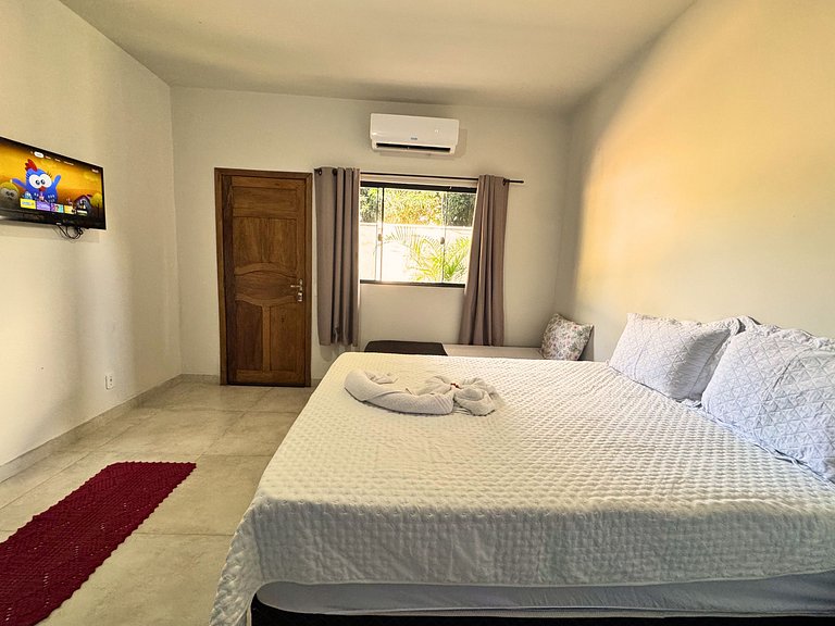 Suíte aconchegante com área de lazer e piscina