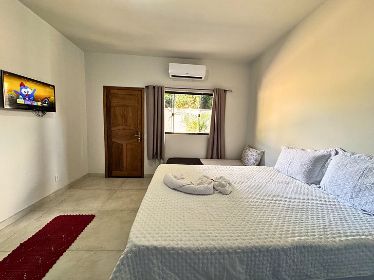 Suíte aconchegante com área de lazer e piscina