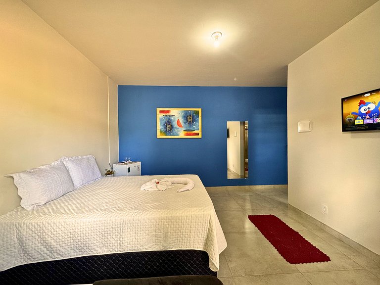 Suíte aconchegante com área de lazer e piscina