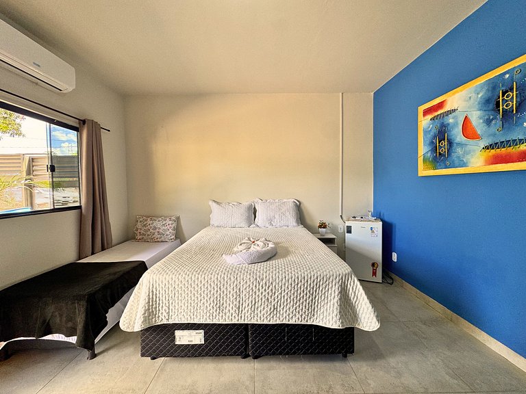 Suíte aconchegante com área de lazer e piscina