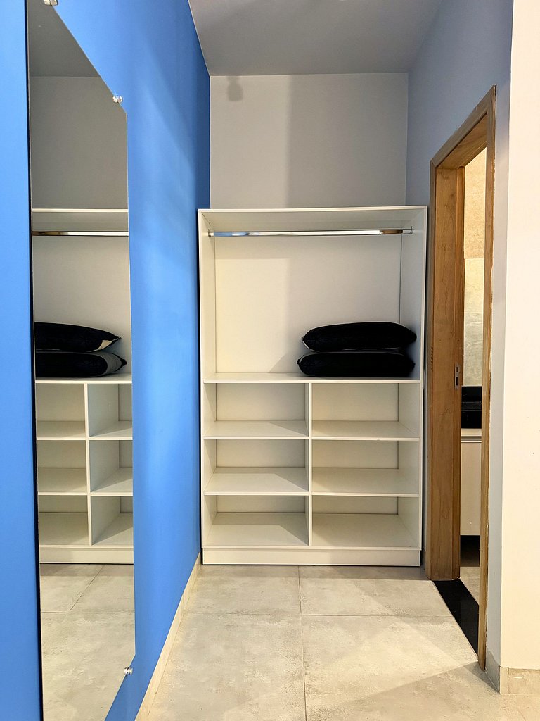 Suíte aconchegante com área de lazer e piscina