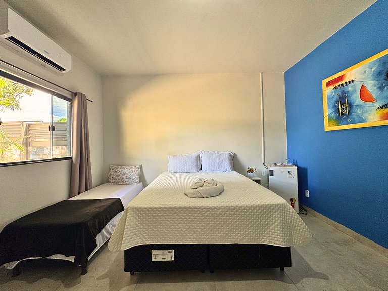 Suíte aconchegante com área de lazer e piscina