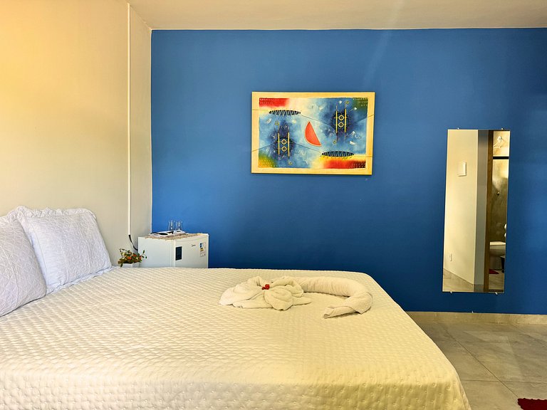 Suíte aconchegante com área de lazer e piscina