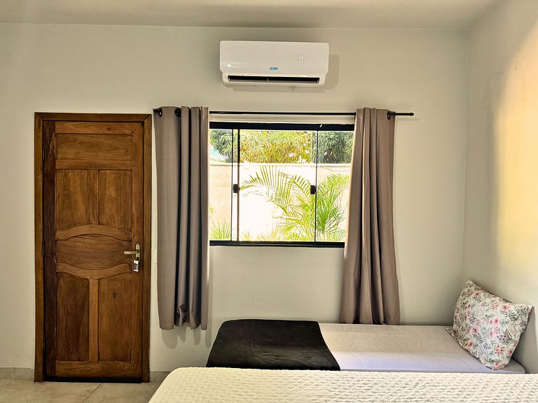 Suíte aconchegante com área de lazer e piscina