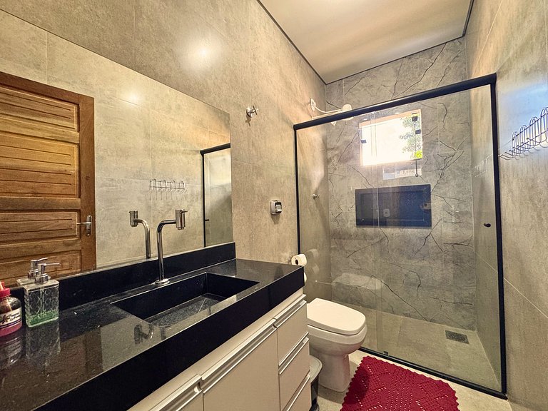 Suíte aconchegante com área de lazer e piscina