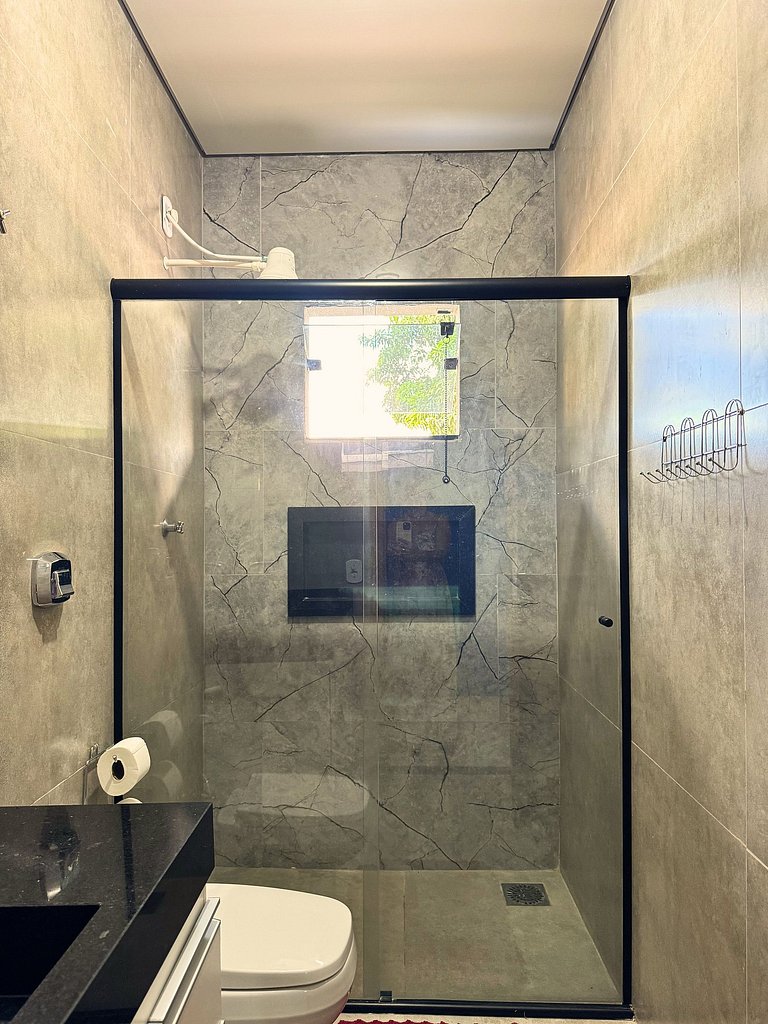 Suíte aconchegante com área de lazer e piscina