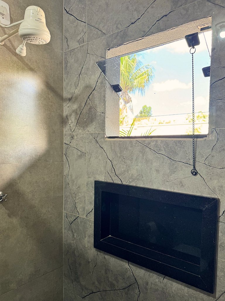 Suíte aconchegante com área de lazer e piscina