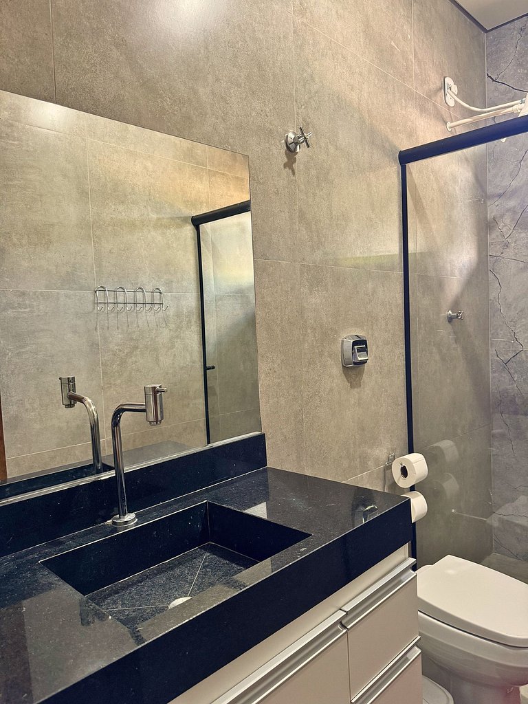 Suíte aconchegante com área de lazer e piscina