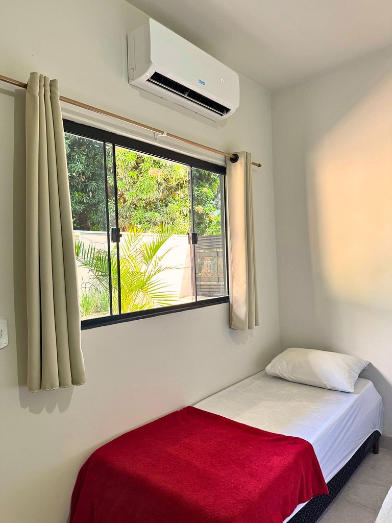 Suíte confortável com área de lazer e piscina