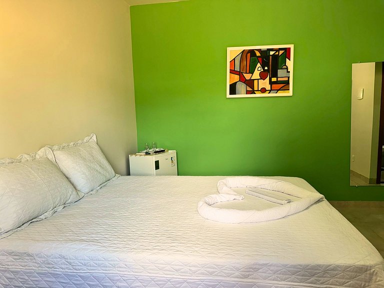 Suíte confortável com área de lazer e piscina