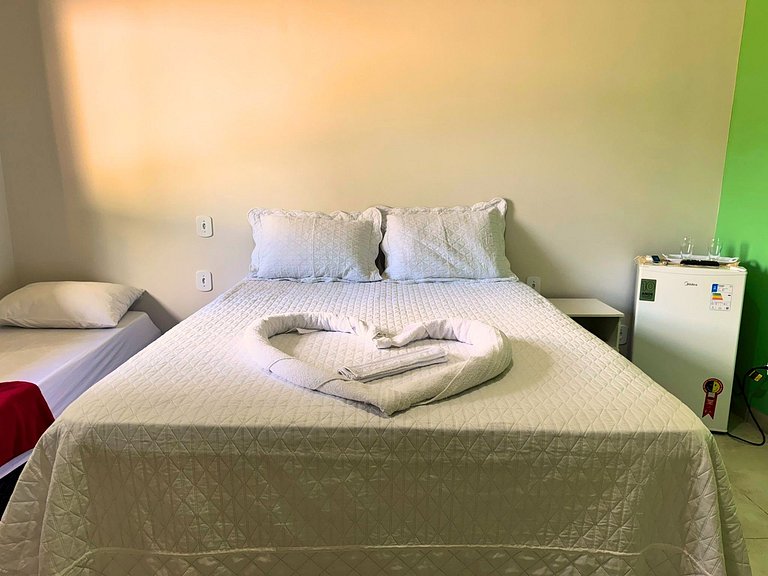 Suíte confortável com área de lazer e piscina