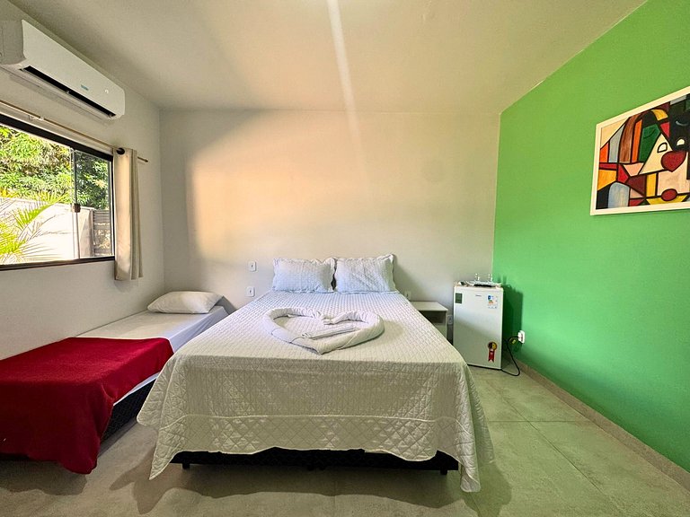 Suíte confortável com área de lazer e piscina