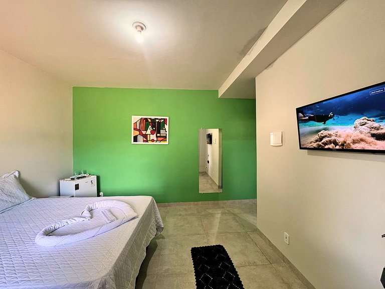 Suíte confortável com área de lazer e piscina