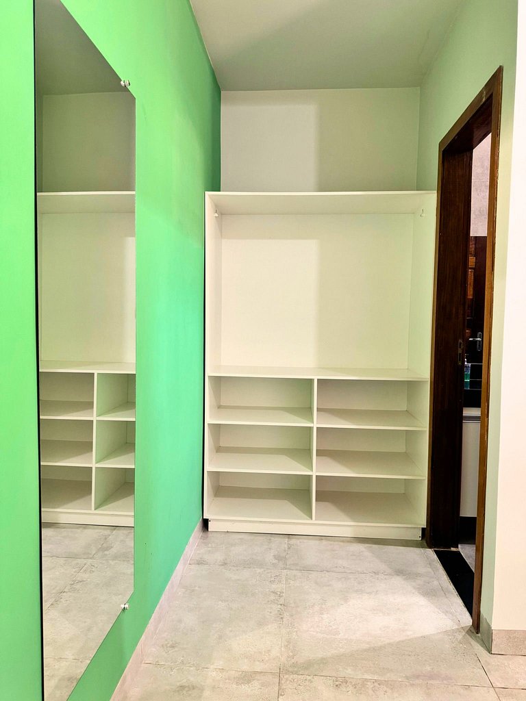 Suíte confortável com área de lazer e piscina