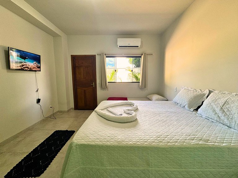 Suíte confortável com área de lazer e piscina