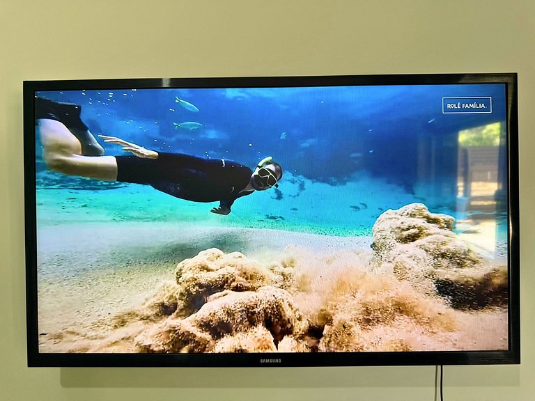 Suíte confortável com área de lazer e piscina