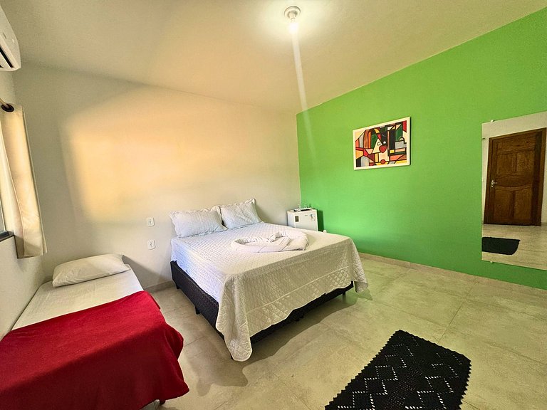 Suíte confortável com área de lazer e piscina