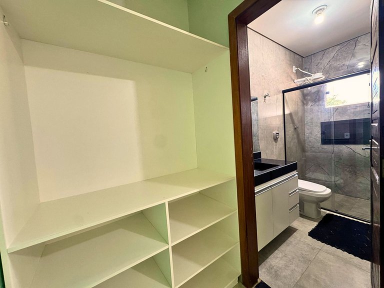 Suíte confortável com área de lazer e piscina